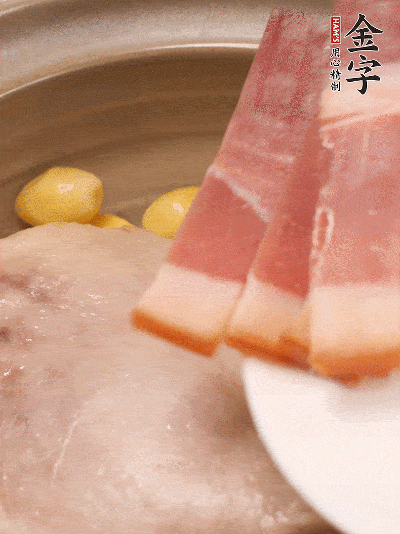 鴨肉、白果、火腿、生姜一起放入砂鍋，清水沒(méi)過(guò)食材，大火燉煮1小時(shí)
