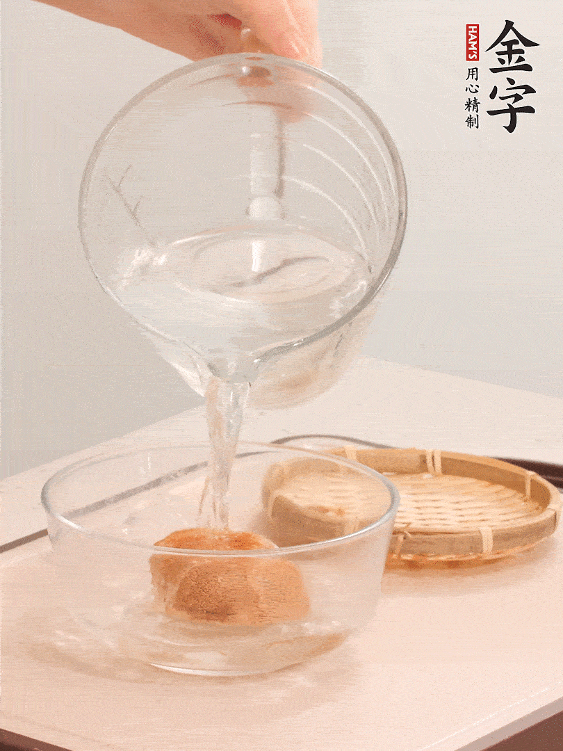 猴頭菇至少泡發(fā)半小時，將浸泡后的黃水?dāng)D干；