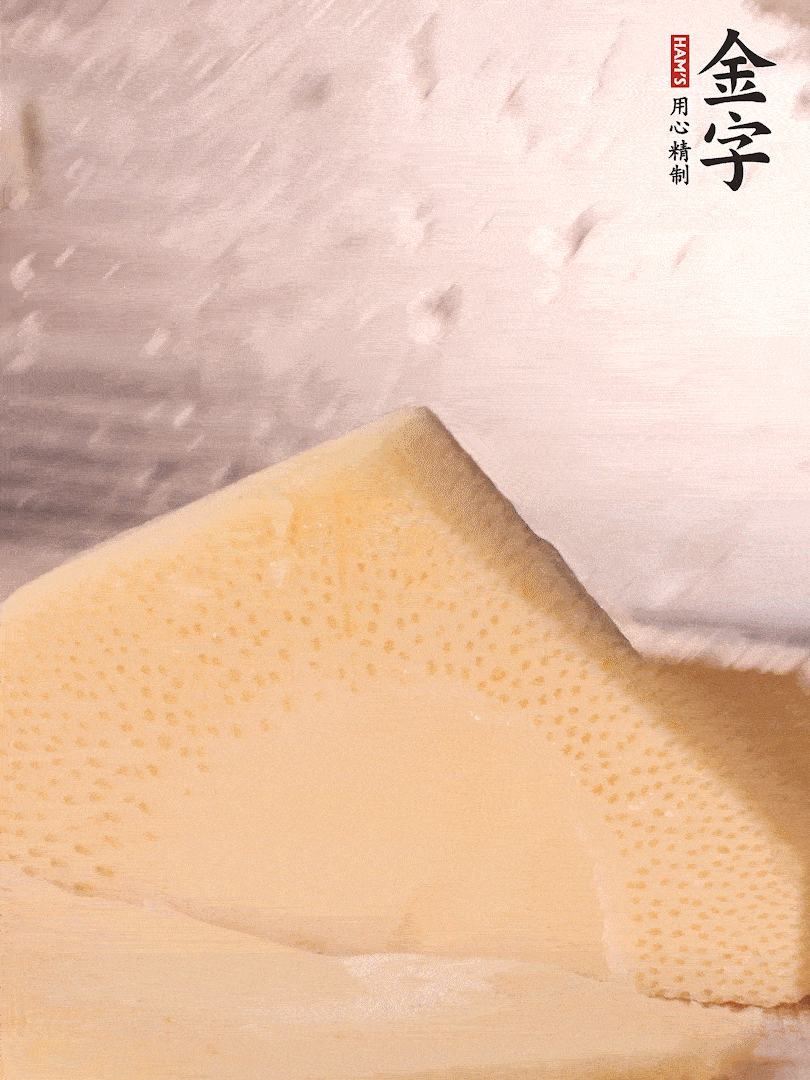 冬筍處理干凈，切滾刀塊，開水焯燙去除澀味