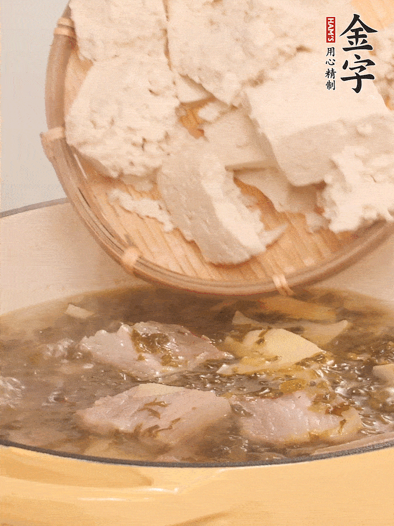 往鍋里加入一倍的水，加豆腐