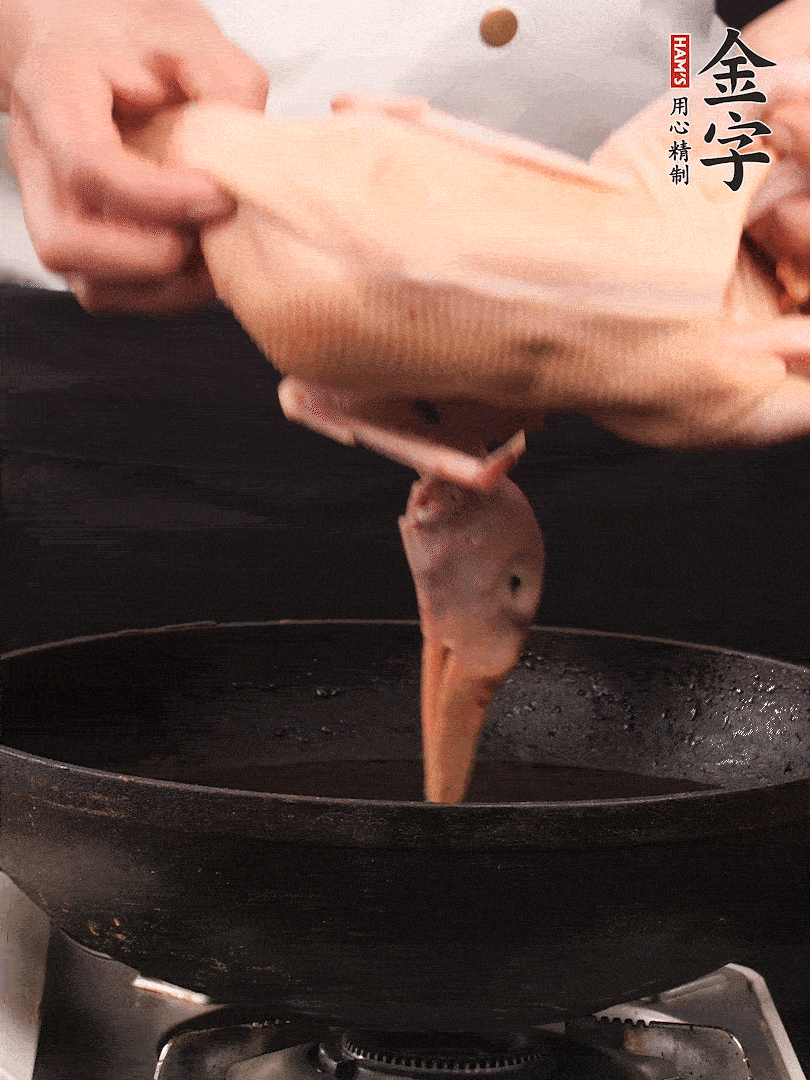 處理干凈的老鴨1只，黃酒小半碗，姜幾片，一起放入冷水，煮沸焯水3分鐘，去除血沫
