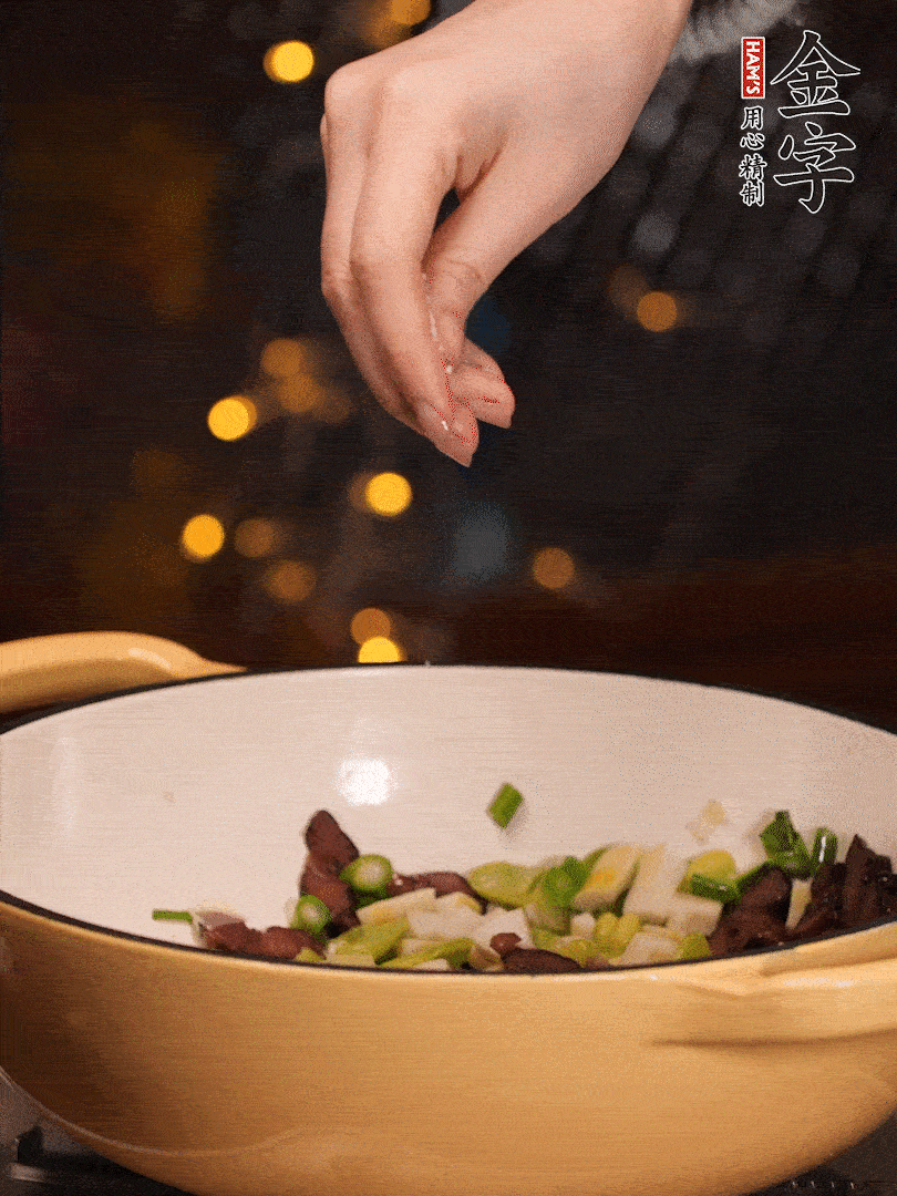可以加點(diǎn)點(diǎn)水，再加菜苔，加點(diǎn)鹽、味精調(diào)味