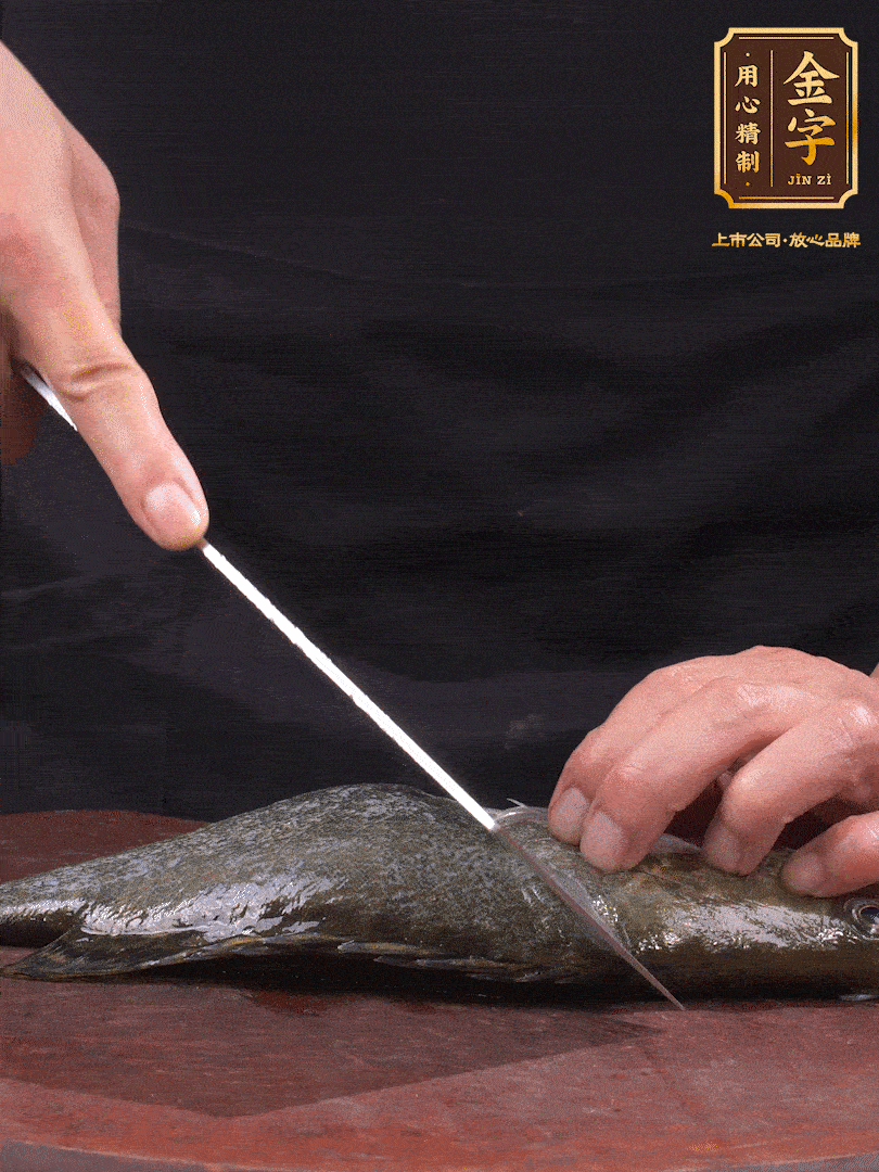 處理桂魚。收拾好的桂魚在兩側(cè)開花刀