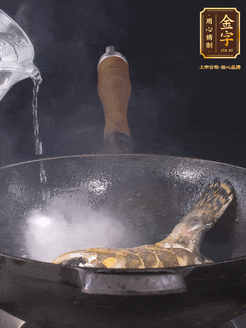倒入適量食用油，待鍋燒熱后下桂魚煎大約2-3分鐘至兩面金黃（一定要煎透，這樣做出來的湯才會比較奶白色）