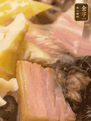 倒入滾燙的熱水，燉煮20分鐘，湯濃汁白
