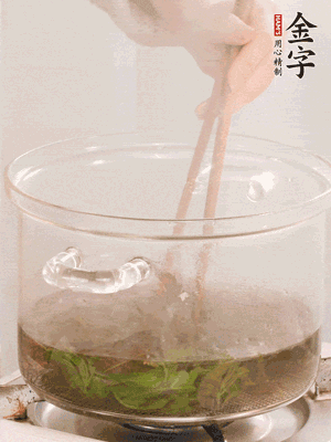 香椿焯水，變色后撈出，切成小段