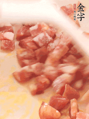香腸炒出油脂，加入蠶豆煸炒