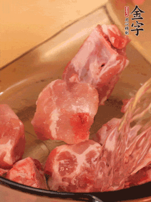 排骨冷水下鍋，加料酒、姜片，煮開綽水