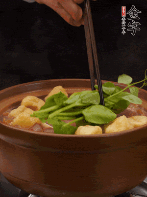 加筒骨煲的經(jīng)典配菜：金字土香腸、油豆腐、千張蓋上蓋子燜一會(huì)兒，耐心等候10分鐘。