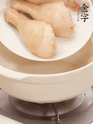 雞腿、火腿、干貝、蒜頭放入砂鍋內(nèi)燉1小時(shí)