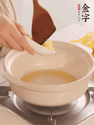 鍋里留少量底油煸香火腿和姜末。
