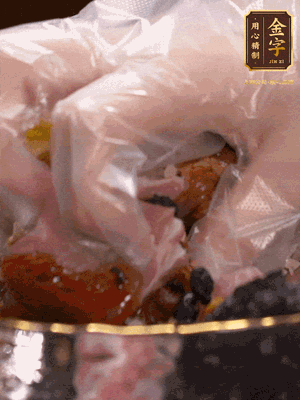 排骨洗凈后（蠔油、生抽、老抽、鹽、糖、淀粉、豆豉、蒜蓉、姜絲）腌制30分鐘