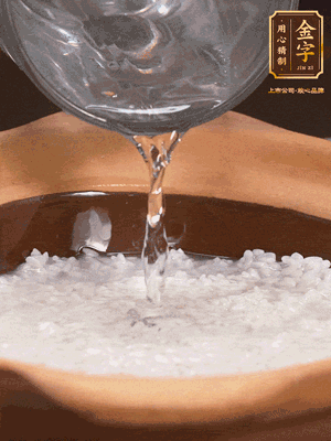 砂鍋底部刷一層油，加入大米和開水，水高1cm,大火燒開后轉(zhuǎn)中火煲5分鐘，到水微收干