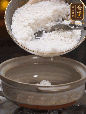 鍋底刷油，倒入米飯，水沒(méi)過(guò)即可，中小火燜10分鐘，戳幾個(gè)洞