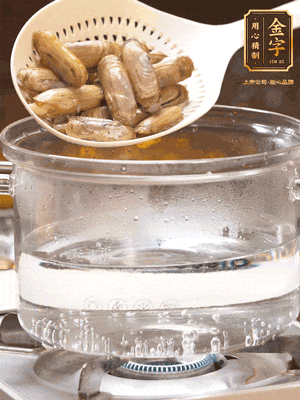 煮一鍋沸水，下蟶子汆燙30秒，撈出浸入冰水，取出蟶子肉