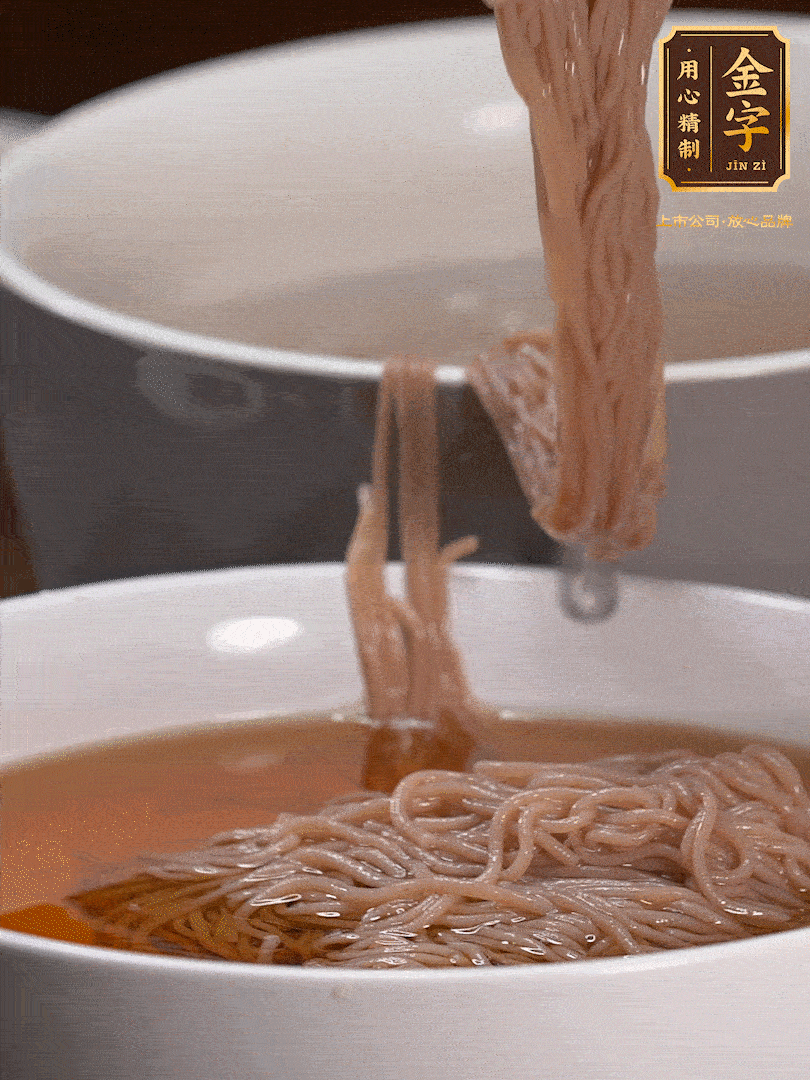 蘋果醋，一點(diǎn)鹽、糖、醬油，兌入涼白開水調(diào)成簡(jiǎn)易冷面湯，放水箱冷藏