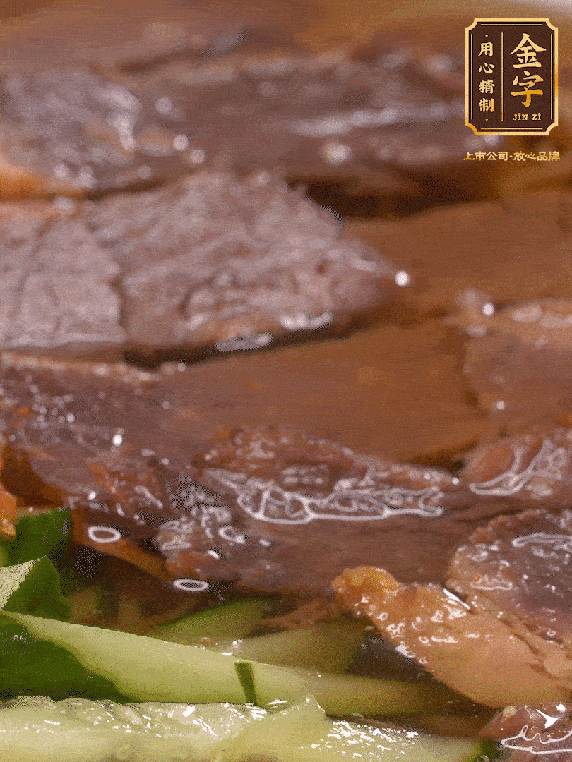 養(yǎng)麥冷面，涼水中清洗浸泡5分鐘，沸水中煮3分鐘，涼水漂洗沖涼