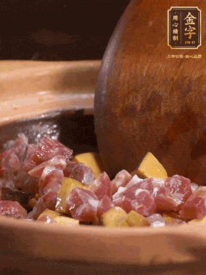 熱油下蒜片，倒入香腸丁、牛肝菌丁翻炒出香味