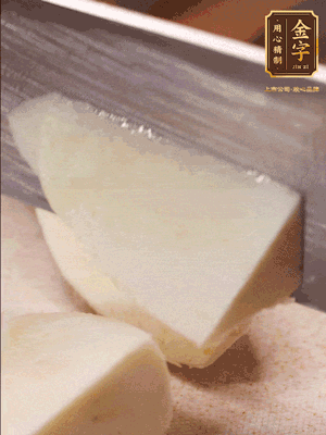 茭白去殼，底部一層老皮刨掉，切成滾刀塊