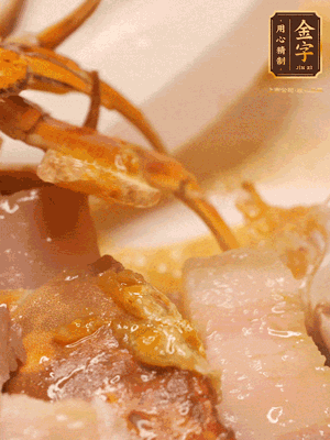 顏色變紅時(shí)，放蔥結(jié)、姜片煸香，再放咸肉、茭白、毛豆翻炒