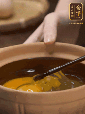 雞蛋打入砂鍋，充分打勻，1.5倍的溫水加一勺鹽，倒入蛋液中，攪拌均勻后用勺子舀去表面浮沫