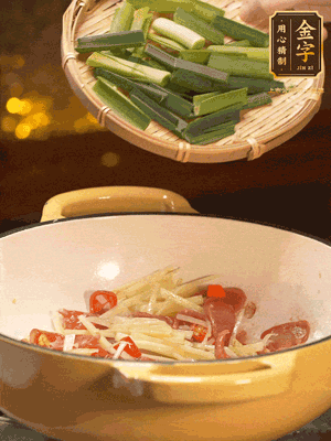 接著放蒜葉，來一點鹽，一點醬油調(diào)味翻勻