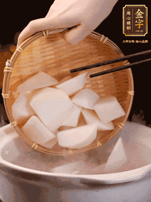 大火煮開后，轉(zhuǎn)中小火燉40分鐘，挑出蔥結(jié)，再下蘿卜燉20分鐘