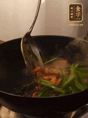 黃豆醬、鹽、糖調(diào)味，淋一圈花雕酒，蒜白先下，蒜葉后下