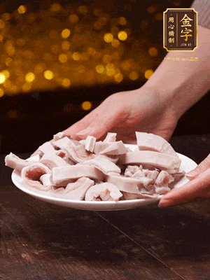 豬肚冷水下鍋，姜蔥料酒去腥，水開(kāi)煮5分鐘，撈出，切小塊。