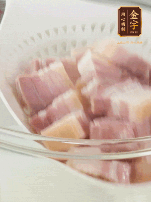 金字淡咸肉、排骨分別加料酒、蔥、姜冷水下鍋焯水，水開撇去浮沫撈出。
