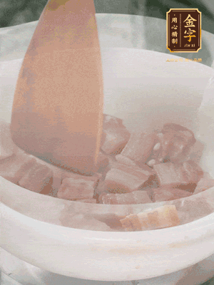 砂鍋內(nèi)咸肉微微煸出香味，再倒入開水。放排骨滾開后轉(zhuǎn)中小火篤30分鐘。（水盡量一次加足，以免中途加水沖淡鮮味。這一步是湯底濃白的關(guān)鍵）