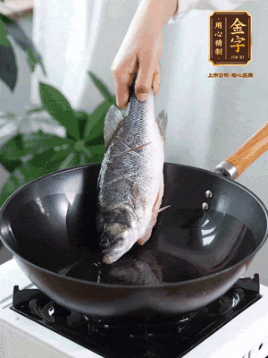 熱油，加1大勺豬油、姜片，再下鱸魚，煎至定型后翻面。（加點豬油，燉出的魚湯更容易變?yōu)榍逅哪贪咨?。?>
					</div>
					<span>步驟 3/6</span>
					<p>熱油，加1大勺豬油、姜片，再下鱸魚，煎至定型后翻面。（加點豬油，燉出的魚湯更容易變?yōu)榍逅哪贪咨?。?/p>
				</li><li>
					<div   id=