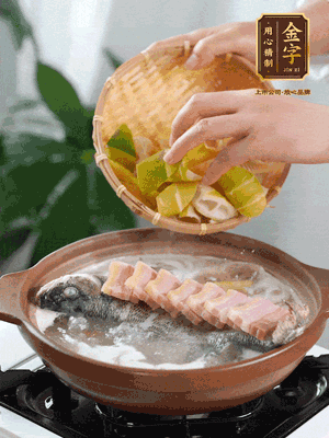 倒開水燉煮后轉(zhuǎn)移入砂鍋，淋料酒去腥、加少許鹽調(diào)味，再依次加咸肉、春筍燉煮15分鐘。