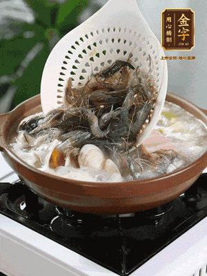 最后加一把蛤蜊、一把河蝦燜2分鐘，放一點白胡椒粉調(diào)味，撒上蔥花點綴！