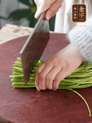 正嫩的藜蒿，掐頭去除根部，切小段