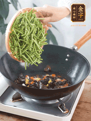 熱油煸香蒜末、姜粒、小米辣，再下臘肉煸炒出香味