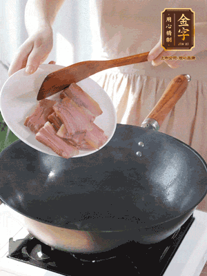 豬油熱鍋，下咸肉煸香，再下蔥姜提鮮