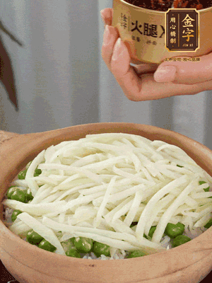 到水微干，放上豌豆、茭白絲。
