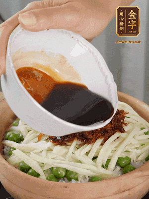 繼續(xù)小火燜3分鐘，淋上XO醬攪拌均勻。
