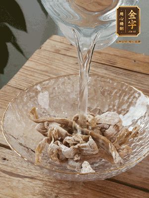 筍干提前泡發(fā)1晚切段，冬瓜去皮切塊。