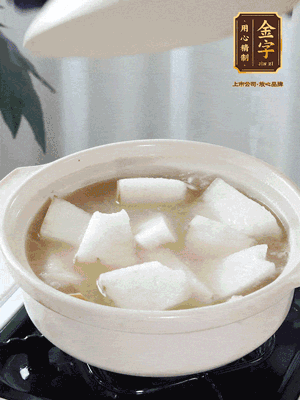 最后下冬瓜繼續(xù)燉煮10分鐘，撒上蔥花點綴。