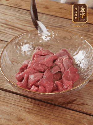 牛肉切丁，加黑胡椒海鹽、橄欖油腌10分鐘