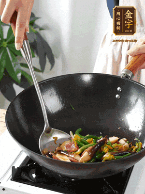 煸香蒜末，下香腸翻炒均勻，再依次下雞縱菌、黃瓜花