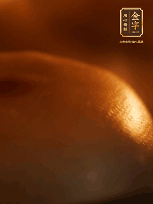 烤箱預(yù)熱至170℃，月餅放在中下層，烤18分鐘左右