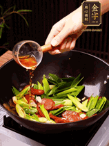下蒜苗炒軟，沿鍋邊烹入一勺料酒，加醬油、蠔油、白糖調(diào)味炒勻