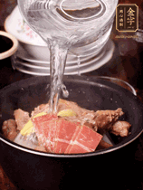 所有食材放入電飯鍋，加2勺料酒，足量的開(kāi)水，按煲湯鍵煮湯