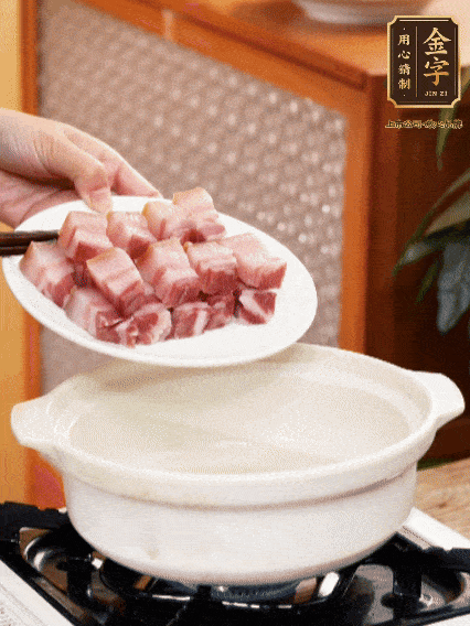 鍋內(nèi)倒油，下咸肉微微煸炒，再放排骨炒一下