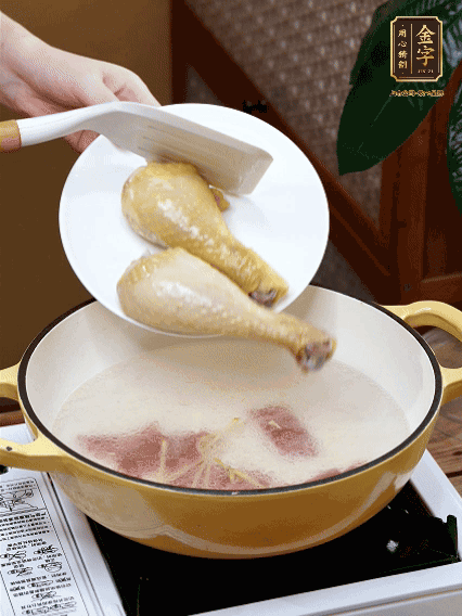 倒清水，放雞腿，大火煮開(kāi)轉(zhuǎn)中小火煮20分鐘