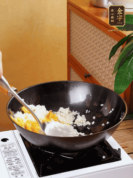 3個(gè)雞蛋攪成蛋液，下鍋煎至5成熟
