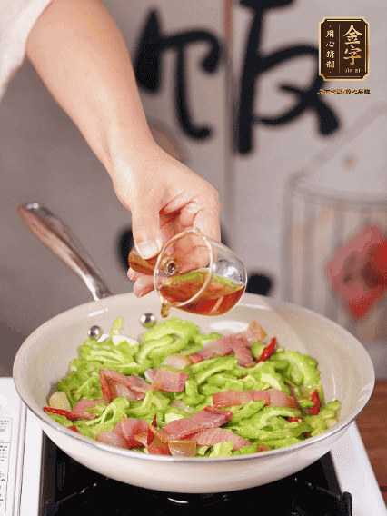 淋一圈料酒，少許糖調(diào)味
